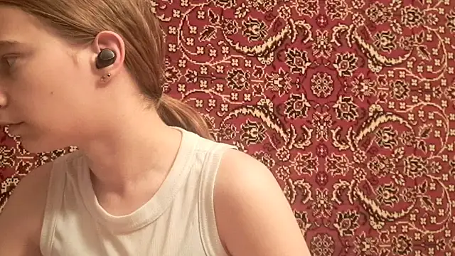 ivetabloom online show from September 28, 2025, 4:12 pm