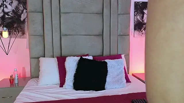 Charlotteto  online show from October 7, 2025, 4:09 am