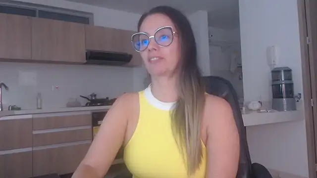 Snapshot of LovePaula chatting on June 8, 2026, 2:45 am LovePaula online show from June 8, 2026, 2:45 am