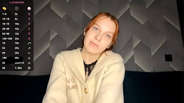 FoxLina online show from November 22, 2025, 7:35 pm