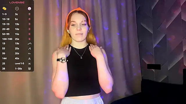 FoxLina online show from December 4, 2025, 8:06 pm