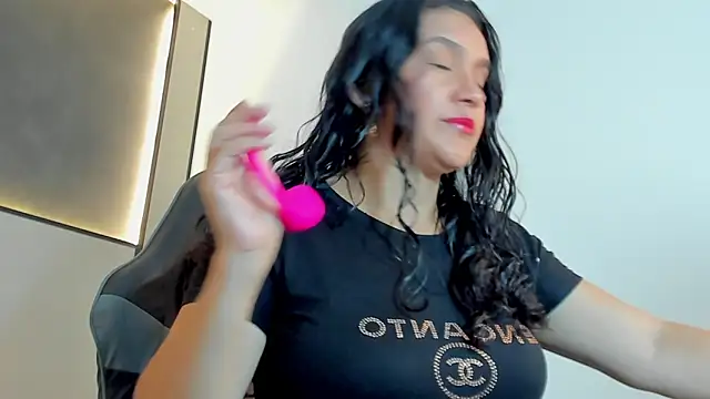 zoee zi online show from October 15, 2025, 7:03 pm