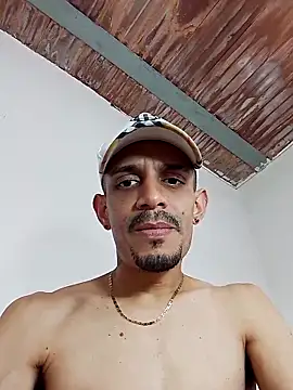 LATINO27CM online show from October 7, 2025, 8:06 pm