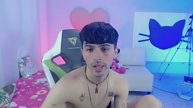Snapshot of Twink_fun_ chatting on October 5, 2025, 3:27 am Twink fun online show from October 5, 2025, 3:27 am