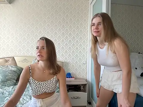 twoflowersshy online show from October 4, 2025, 6:11 am