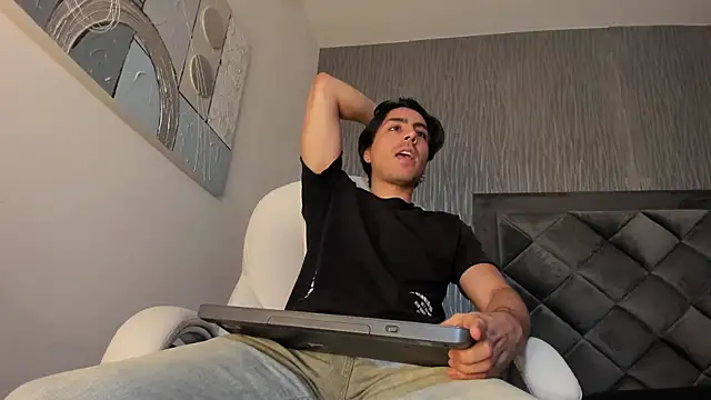 dylan cross  online show from September 26, 2025, 11:14 am