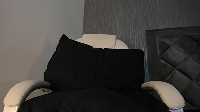 dylan cross  online show from October 20, 2025, 11:32 am