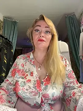 Snapshot of Sweet-blonde chatting on July 9, 2026, 10:03 pm Sweet-blonde online show from July 9, 2026, 10:03 pm