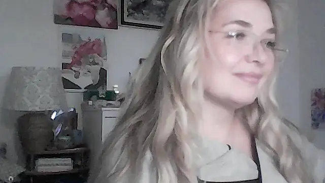 Myrienna online show from November 23, 2025, 9:36 pm