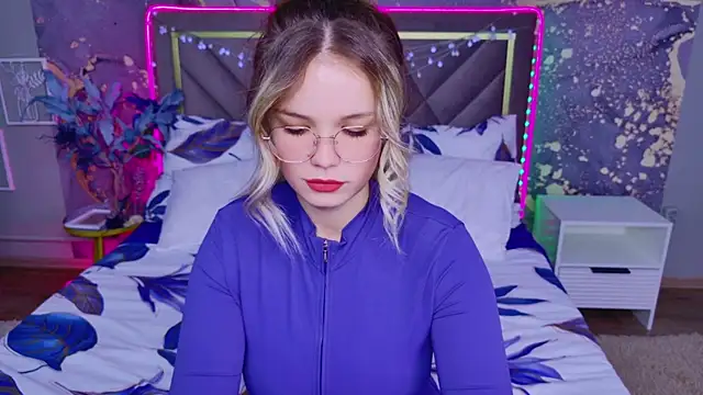 KellyHayden online show from October 3, 2025, 10:23 am