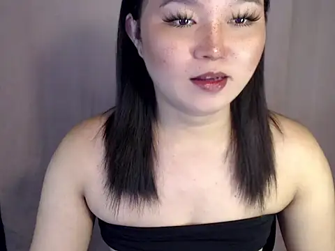 Eyes-on-me online show from December 3, 2025, 7:45 pm