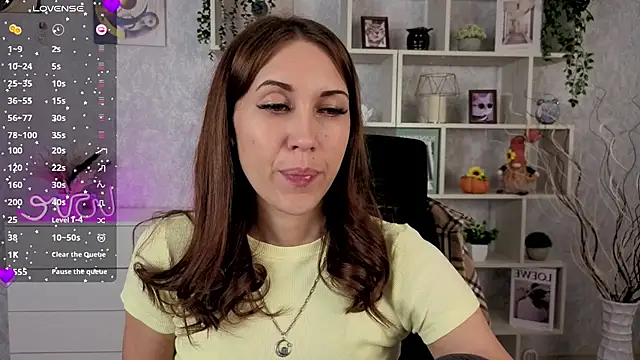 Snapshot of DreamVelour chatting on November 1, 2025, 11:18 pm DreamVelour online show from November 1, 2025, 11:18 pm