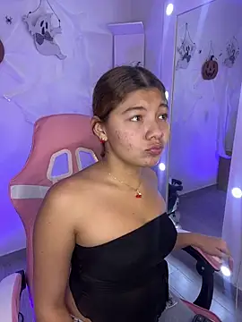 Snapshot of Gaby_002 chatting on October 18, 2025, 2:14 am Gaby 002 online show from October 18, 2025, 2:14 am