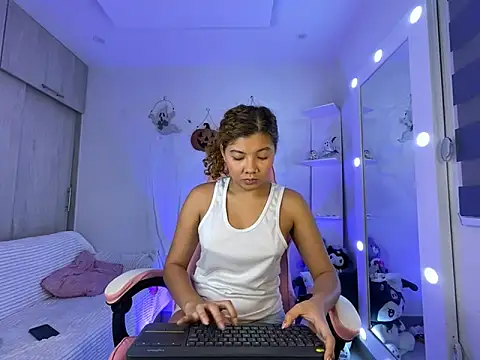 Snapshot of Gaby_002 chatting on November 2, 2025, 11:01 am Gaby 002 online show from November 2, 2025, 11:01 am