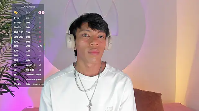 Snapshot of Santti_ chatting on November 17, 2025, 8:47 pm Santti online show from November 17, 2025, 8:47 pm