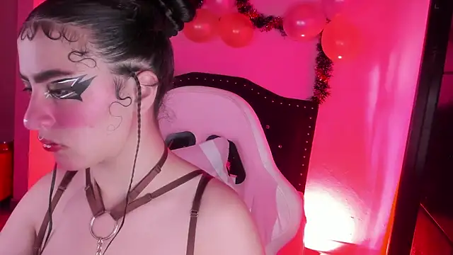 kitty  chs online show from December 22, 2025, 1:52 pm