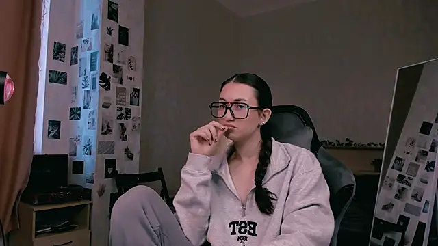 raviolly046 online show from October 5, 2025, 9:18 am