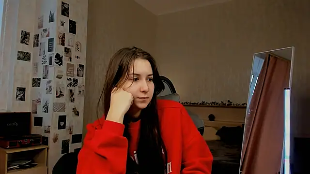 raviolly046 online show from October 12, 2025, 8:35 am