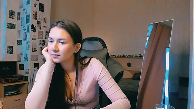 raviolly046 online show from October 14, 2025, 12:28 pm