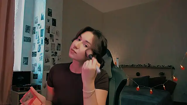 raviolly046 online show from October 31, 2025, 10:38 am