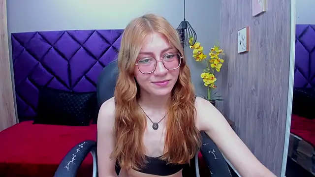 ChloeCampbell03 online show from October 7, 2025, 12:57 pm