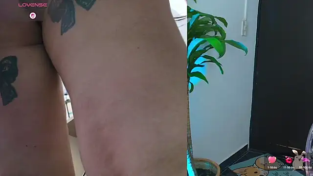 Snapshot of Hinata_21_ chatting on October 18, 2025, 5:35 pm Hinata 21 online show from October 18, 2025, 5:35 pm