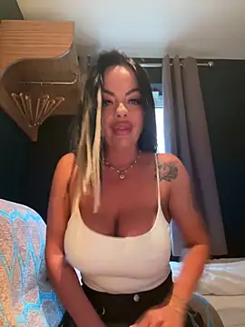 Snapshot of CarmenMB chatting on September 28, 2025, 4:34 pm CarmenMB online show from September 28, 2025, 4:34 pm