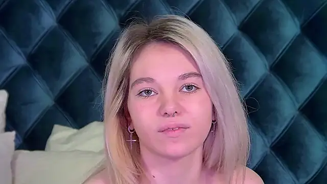 AnnaDelon online show from November 12, 2025, 4:02 am