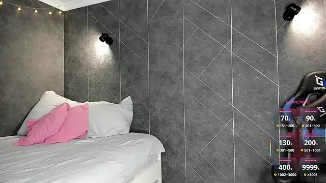 Red FoxGirl online show from December 16, 2025, 3:06 pm