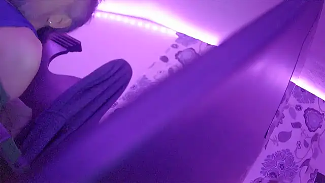 Snapshot of HippieDad333 chatting on December 16, 2025, 11:54 pm HippieDad333 online show from December 16, 2025, 11:54 pm