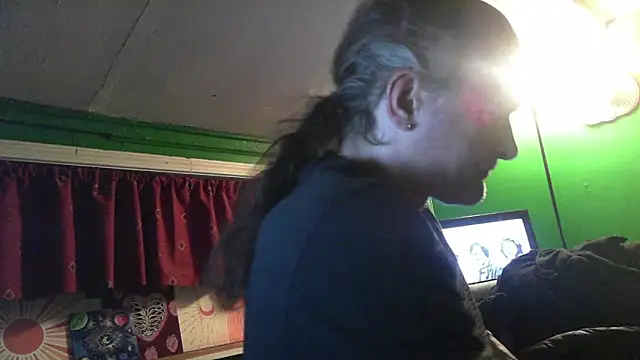 Snapshot of HippieDad333 chatting on February 2, 2026, 12:09 am HippieDad333 online show from February 2, 2026, 12:09 am