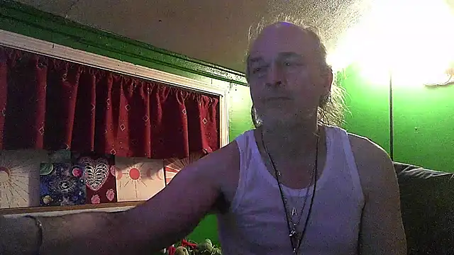 Snapshot of HippieDad333 chatting on February 4, 2026, 6:41 am HippieDad333 online show from February 4, 2026, 6:41 am