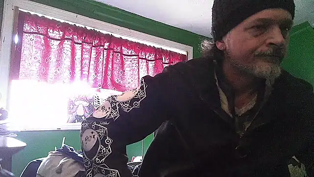 Snapshot of HippieDad333 chatting on April 6, 2026, 5:14 pm HippieDad333 online show from April 6, 2026, 5:14 pm