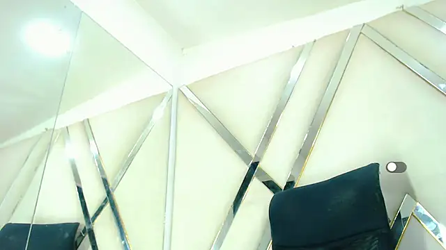 AuroraRoss online show from October 10, 2025, 7:13 pm