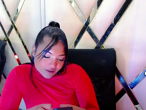 AuroraRoss online show from October 18, 2025, 11:33 am