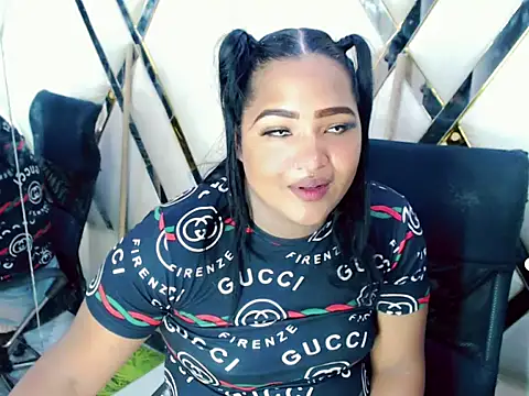 AuroraRoss online show from October 23, 2025, 7:12 pm