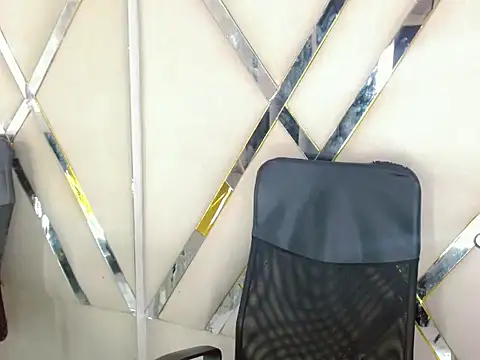 AuroraRoss online show from October 29, 2025, 7:15 pm