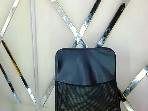 AuroraRoss online show from October 30, 2025, 7:14 pm