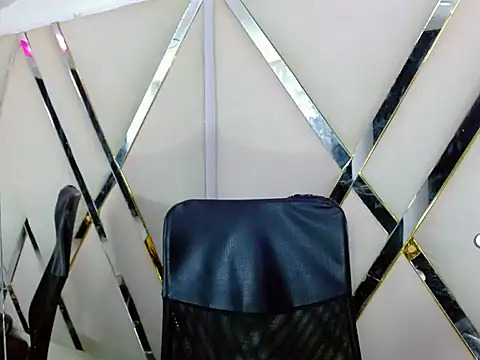 AuroraRoss online show from November 4, 2025, 7:02 pm