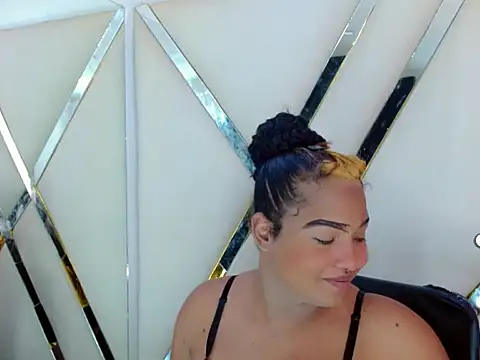 AuroraRoss online show from November 11, 2025, 7:25 pm