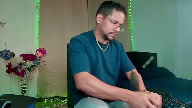 LucasGaeel online show from October 11, 2025, 4:44 am