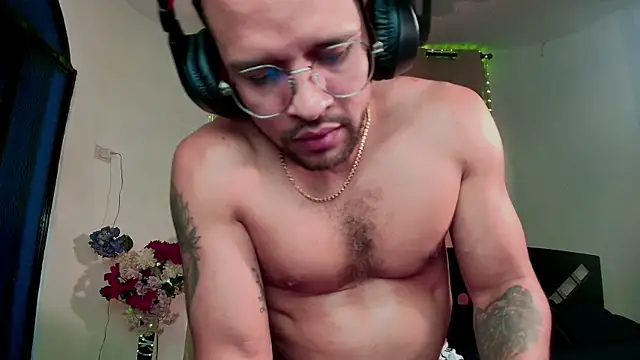 LucasGaeel online show from October 11, 2025, 4:49 pm