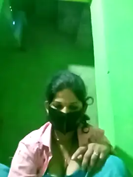 Snapshot of Cuty_nensi chatting on October 28, 2025, 1:53 am Cuty nensi online show from October 28, 2025, 1:53 am