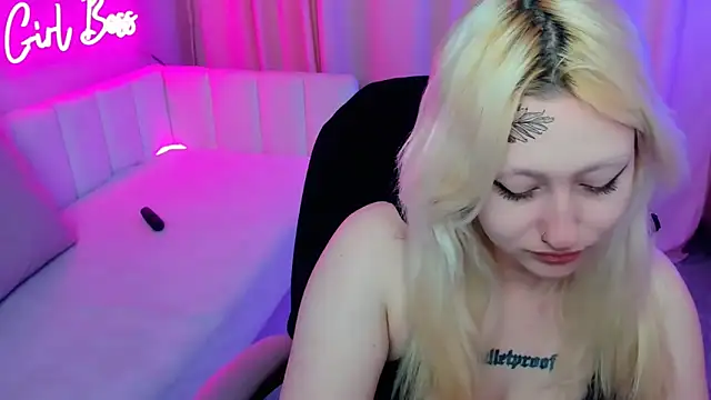 JuliaSharkk online show from September 29, 2025, 1:49 pm