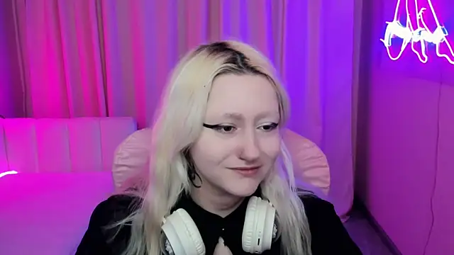 JuliaSharkk online show from October 1, 2025, 8:48 pm