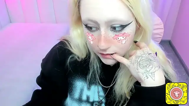 JuliaSharkk online show from November 9, 2025, 8:07 pm