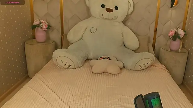 Snapshot of HeyDearLola chatting on September 30, 2025, 7:24 am HeyDearLola online show from September 30, 2025, 7:24 am