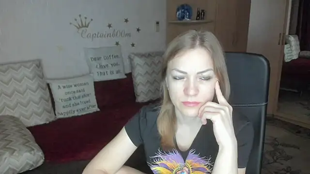 Tiffany Bates online show from November 19, 2025, 3:28 am