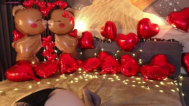 MilaYumi online show from February 12, 2026, 12:11 pm