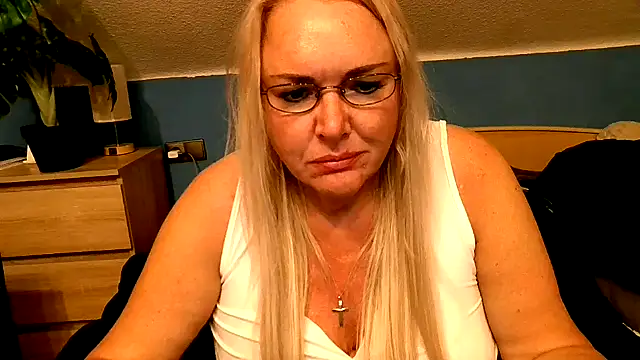 Snapshot of Sandy-Summer chatting on September 29, 2025, 3:28 pm Sandy-Summer online show from September 29, 2025, 3:28 pm